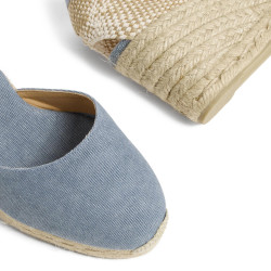 Alpargatas Carina en algodón acabado lavado, cierre mediante lazada.