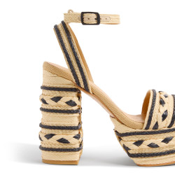 Sandalias Flas en rafia, cierre lateral de pulsera con hebilla metálica.