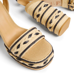Sandalias Flas en rafia, cierre lateral de pulsera con hebilla metálica.