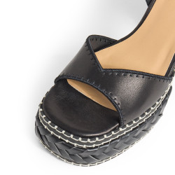 Sandalias Fiyi en piel, cierre lateral de pulsera con hebilla metálica.
