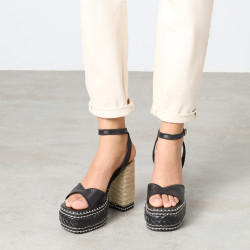 Sandalias Fiyi en piel, cierre lateral de pulsera con hebilla metálica.