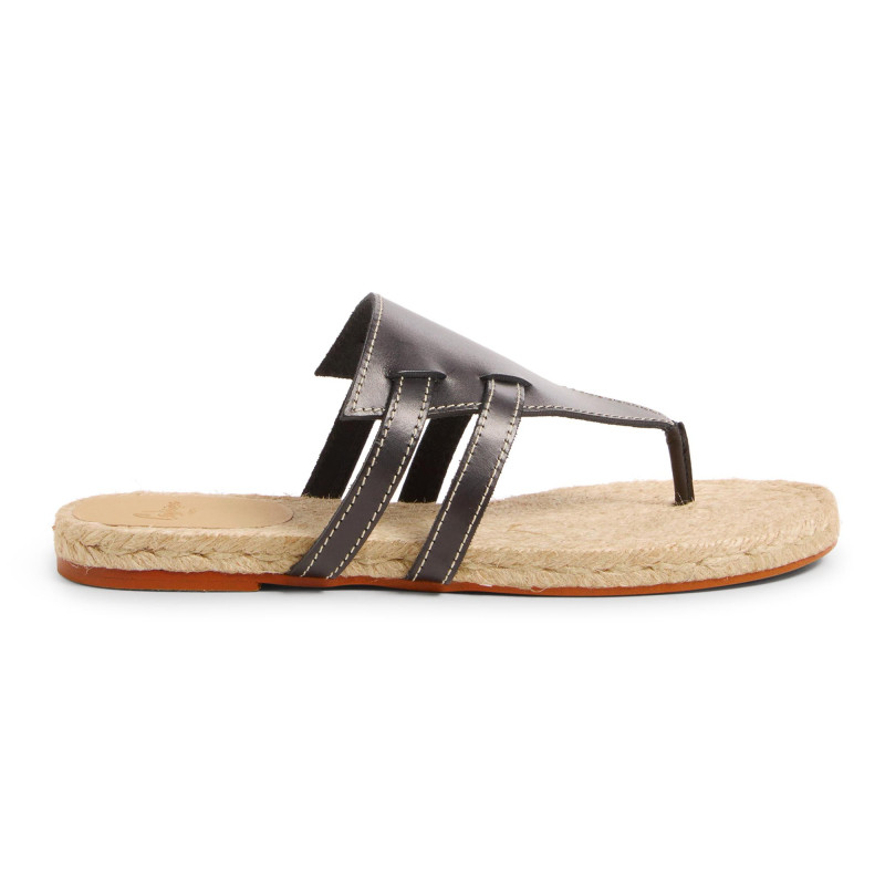 Sandalias planas Piara confeccionadas artesanalmente en España en piel.