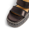 Sandalias Faure en piel, cierre lateral de pulsera con hebilla metálica.