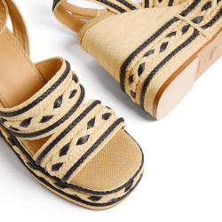 Sandalias Fermina en rafia, cierre lateral de pulsera con hebilla metálica.