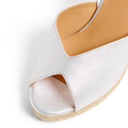Sandalias Brisa en piel metalizada.