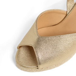 Sandalias Brisa en piel metalizada.