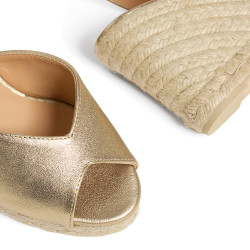 Sandalias Brisa en piel metalizada.