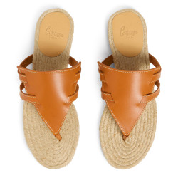 Sandalias planas Piara confeccionadas artesanalmente en España en piel.