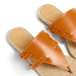Sandalias planas Piara confeccionadas artesanalmente en España en piel.