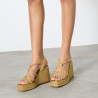 Sandalias Timotea en piel con trenzado metalizado, suela a tono.