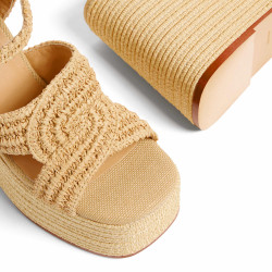 Sandalias Fiodora en rafia, cierre lateral de pulsera con hebilla metálica.