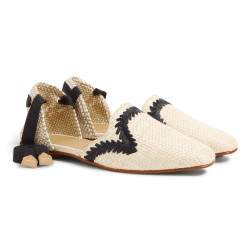 Zapatos Goya en algodón bordado sobre rafia y cierre mediante lazada.
