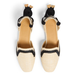 Zapatos Goya en algodón bordado sobre rafia y cierre mediante lazada.