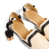 Zapatos Goya en algodón bordado sobre rafia y cierre mediante lazada.