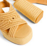 Sandalias Fulvia en rafia, cierre lateral de pulsera con hebilla metálica.