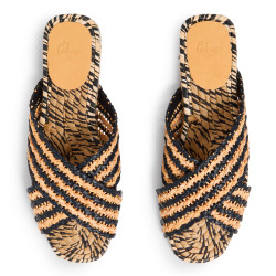 Sandalias planas Pat con su diseño bicolor en rafia natural.