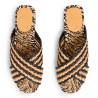 Sandalias planas Pat con su diseño bicolor en rafia natural.