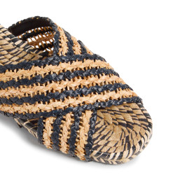 Sandalias planas Pat con su diseño bicolor en rafia natural.
