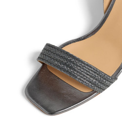 Sandalias Barby trenzada en acabado metalizado.