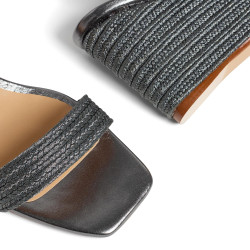 Sandalias Barby trenzada en acabado metalizado.