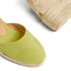 Alpargatas Carina en algodón acabado lavado, cierre mediante lazada.